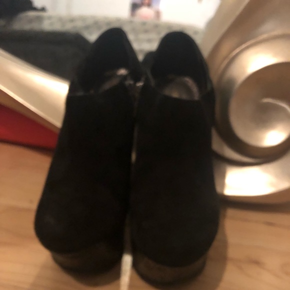 Unique high heeled booties - Picture 2 of 3